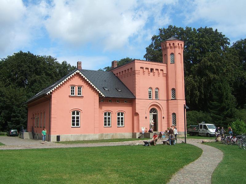 2009-08- (480).JPG - Dann ein Spaziergang zum Jagdschloss Granitz, hier das ehemalige Wohnhaus des Schlossverwalters